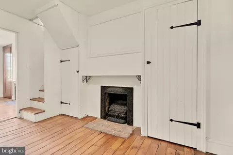 Entry Way - 128 E Montgomery St, Baltimore, MD 21230 photo 3 of 4