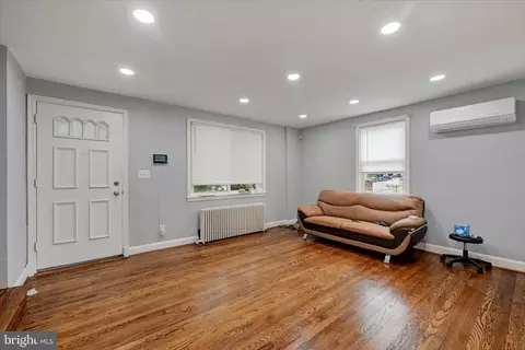 Living - 825 Wicklow Rd, Baltimore, MD 21229 photo 1 of 4