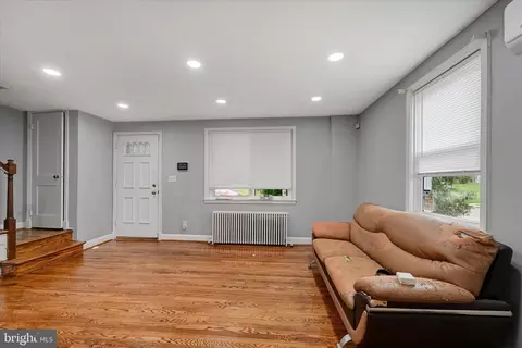 Living - 825 Wicklow Rd, Baltimore, MD 21229 photo 2 of 4