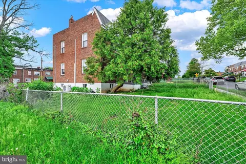 Exterior - 825 Wicklow Rd, Baltimore, MD 21229 photo 2 of 2