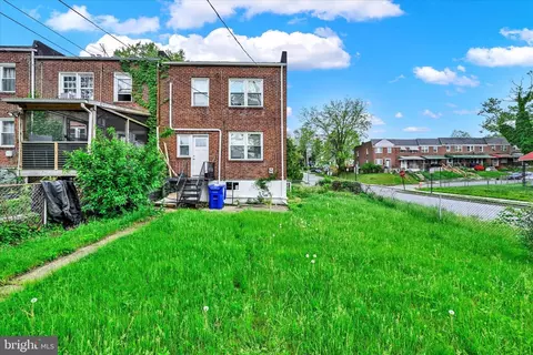 Exterior - 825 Wicklow Rd, Baltimore, MD 21229 photo 1 of 2