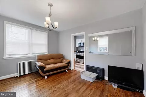 Living - 825 Wicklow Rd, Baltimore, MD 21229 photo 3 of 4