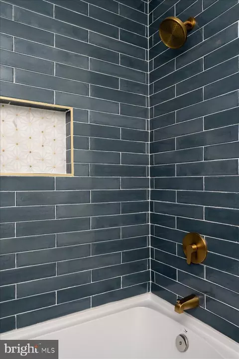 Bath - 2918 E Cold Spring Ln, Baltimore, MD 21214 photo 2 of 4