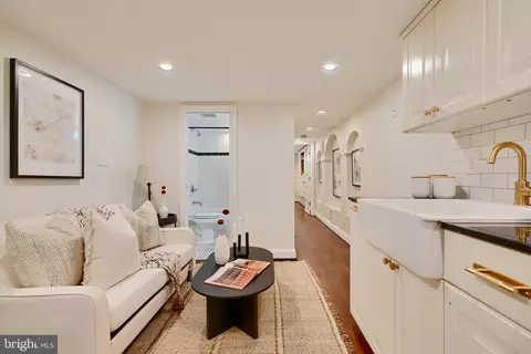 Entry Way - 3301 Clyde St, Baltimore, MD 21224 photo 5 of 8