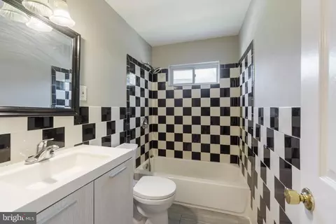 Bath - 3025 Mardel Ave, Baltimore, MD 21230 photo 1 of 1