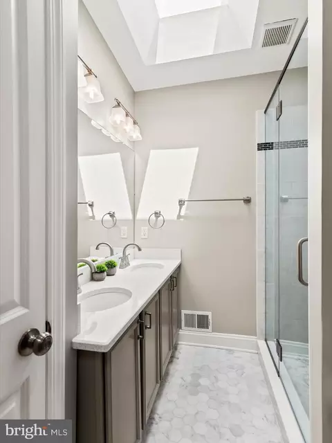 Bath - 607 S Clinton St, Baltimore, MD 21224 photo 1 of 7