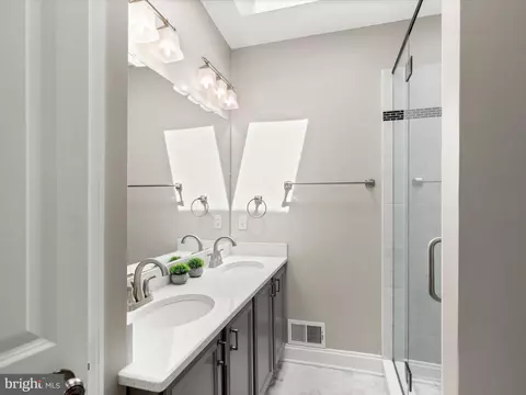Bath - 607 S Clinton St, Baltimore, MD 21224 photo 2 of 7
