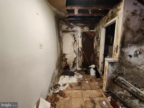 Entry Way - 933 N Stricker St, Baltimore, MD 21217 photo 6 of 7