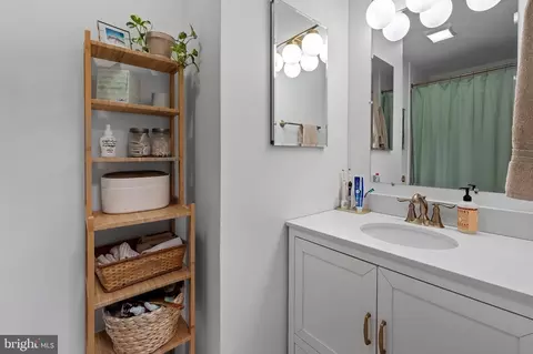 Bath - 508 S Luzerne Ave, Baltimore, MD 21224 photo 1 of 2