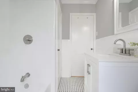 Entry Way - 3723 Frankford Ave, Baltimore, MD 21206 photo 4 of 5