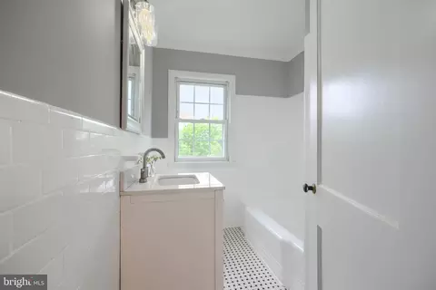 Bath - 3723 Frankford Ave, Baltimore, MD 21206 photo 3 of 5