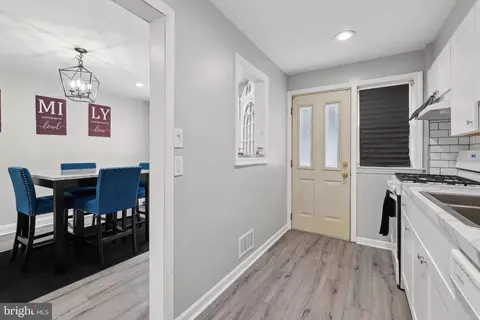 Entry Way - 558 Lucia Ave, Baltimore, MD 21229 photo 2 of 4
