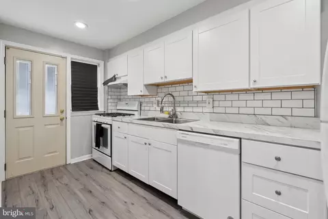 Entry Way - 558 Lucia Ave, Baltimore, MD 21229 photo 3 of 4