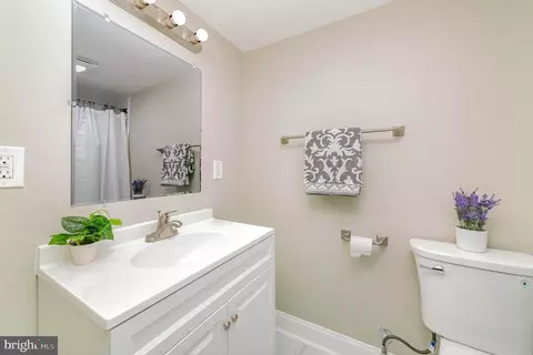 Bath - 5611 Pilgrim Rd, Baltimore, MD 21214 photo 5 of 6