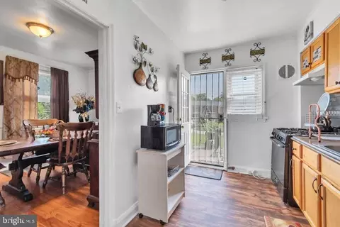 Entry Way - 904 Evesham Ave, Baltimore, MD 21212 photo 2 of 4