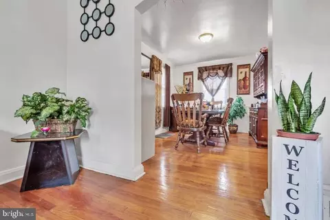 Entry Way - 904 Evesham Ave, Baltimore, MD 21212 photo 1 of 4