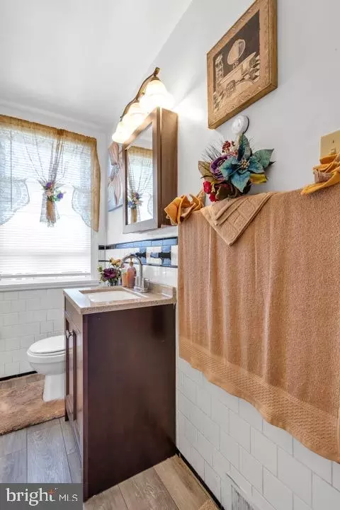 Bath - 904 Evesham Ave, Baltimore, MD 21212 photo 1 of 1