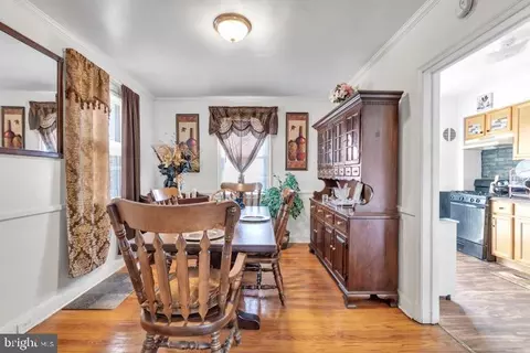 Dining - 904 Evesham Ave, Baltimore, MD 21212 photo 1 of 2