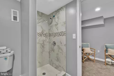 Bath - 3821 Lyndale Ave, Baltimore, MD 21213 photo 1 of 2