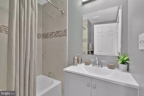 Bath - 3821 Lyndale Ave, Baltimore, MD 21213 photo 2 of 2