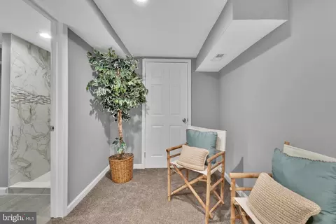Entry Way - 3821 Lyndale Ave, Baltimore, MD 21213 photo 3 of 4