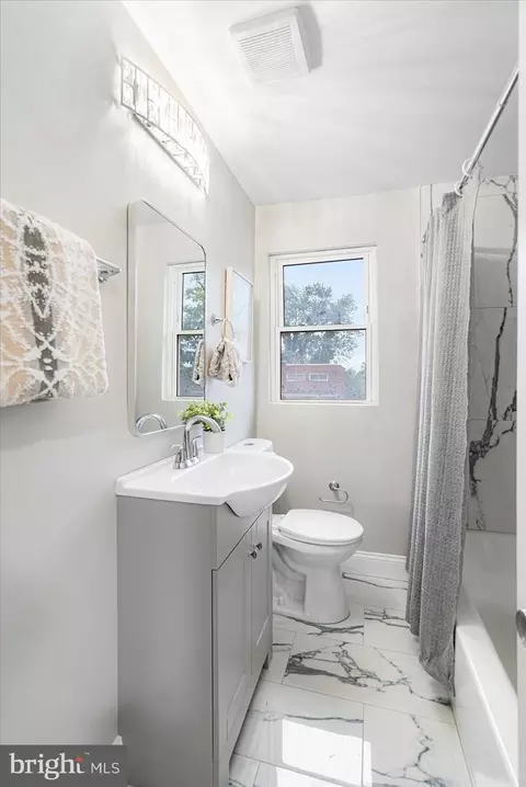 Bath - 3920 Mortimer Ave, Baltimore, MD 21215 photo 3 of 5