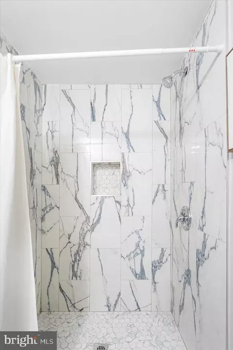 Bath - 3920 Mortimer Ave, Baltimore, MD 21215 photo 2 of 5