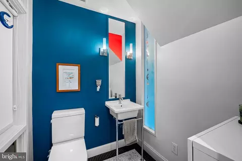 Bath - 824 Park Ave, Baltimore, MD 21201 photo 1 of 10