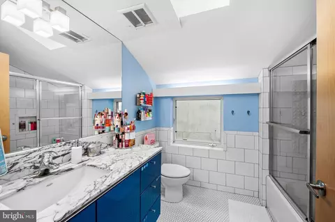 Bath - 824 Park Ave, Baltimore, MD 21201 photo 10 of 10