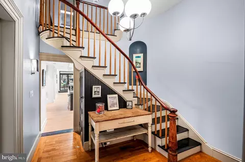 Entry Way - 824 Park Ave, Baltimore, MD 21201 photo 4 of 13
