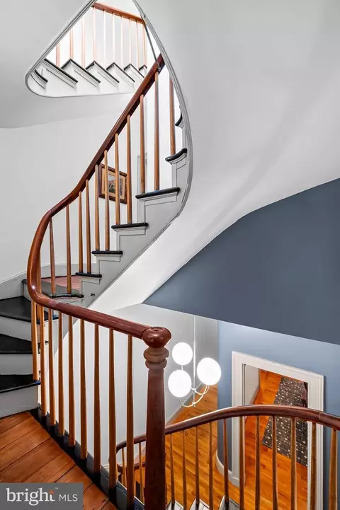 Entry Way - 824 Park Ave, Baltimore, MD 21201 photo 9 of 13