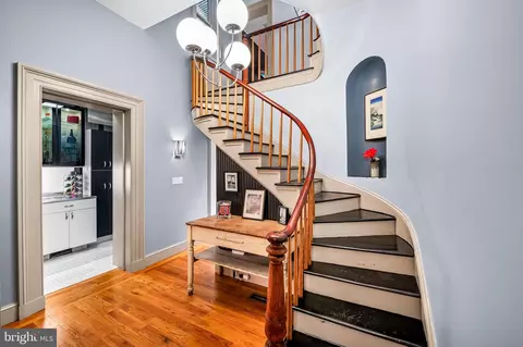 Entry Way - 824 Park Ave, Baltimore, MD 21201 photo 3 of 13