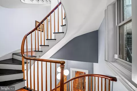 Entry Way - 824 Park Ave, Baltimore, MD 21201 photo 11 of 13