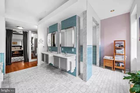 Bath - 824 Park Ave, Baltimore, MD 21201 photo 6 of 10
