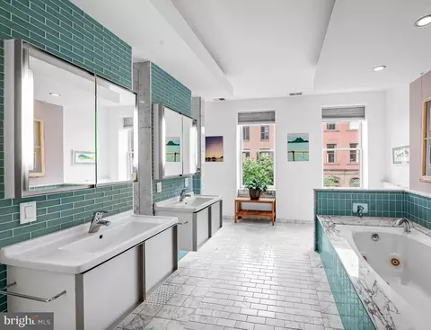 Bath - 824 Park Ave, Baltimore, MD 21201 photo 3 of 10