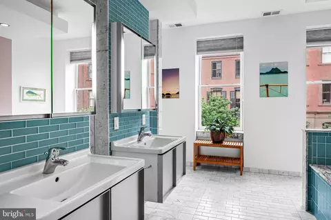 Bath - 824 Park Ave, Baltimore, MD 21201 photo 5 of 10