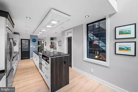 Entry Way - 824 Park Ave, Baltimore, MD 21201 photo 6 of 13