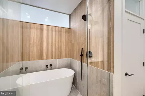 Bath - 3236 Foster Ave, Baltimore, MD 21224 photo 6 of 7