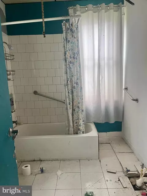 Bath - 435 S Augusta Ave, Baltimore, MD 21229 photo 1 of 1