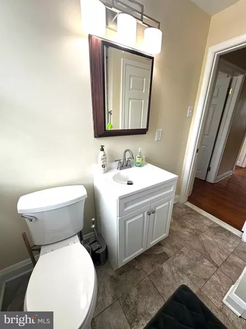 Bath - 912 Evesham Ave, Baltimore, MD 21212 photo 1 of 5