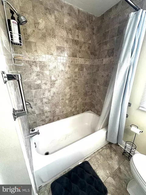 Bath - 912 Evesham Ave, Baltimore, MD 21212 photo 3 of 5