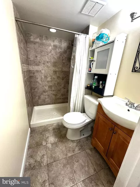 Bath - 912 Evesham Ave, Baltimore, MD 21212 photo 4 of 5