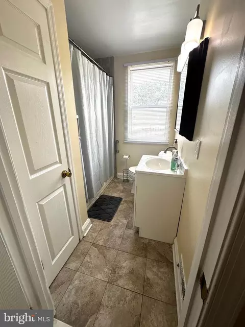 Bath - 912 Evesham Ave, Baltimore, MD 21212 photo 2 of 5