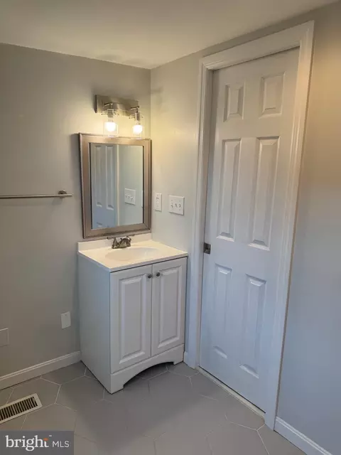 Bath - 739 Mchenry St, Baltimore, MD 21230 photo 4 of 6
