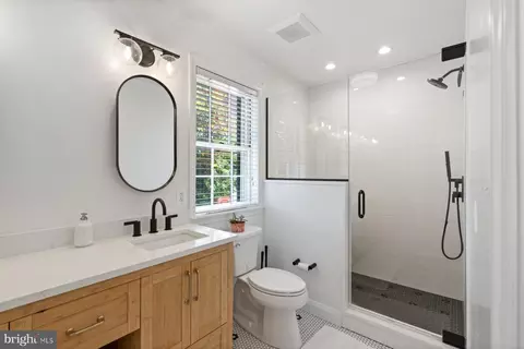 Bath - 130 Homeland Ave, Baltimore, MD 21212 photo 1 of 3