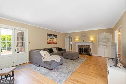 Living - 130 Homeland Ave, Baltimore, MD 21212 photo 2 of 3