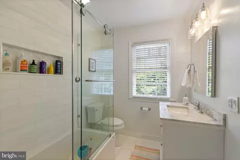 Bath - 130 Homeland Ave, Baltimore, MD 21212 photo 2 of 3