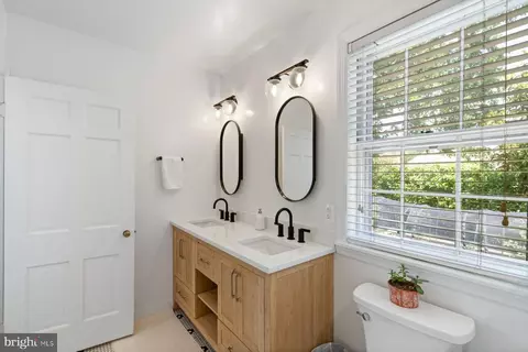 Bath - 130 Homeland Ave, Baltimore, MD 21212 photo 3 of 3