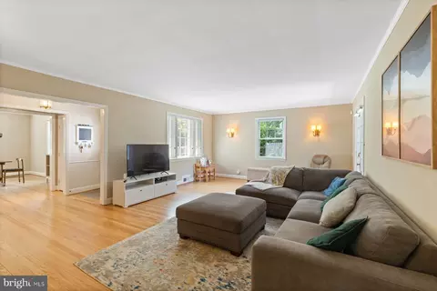 Living - 130 Homeland Ave, Baltimore, MD 21212 photo 1 of 3