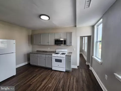 Entry Way - 1000 E Preston St, Baltimore, MD 21202 photo 4 of 12